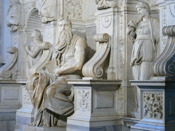 Zwischen 1513 und 1515 schuf Michelangelo die Skulptur des Moses für das Grabmal von Papst Julius II. in der Kirche San Pietro in Vincoli (Rom). – Foto: LoggaWiggler-pixabay.com