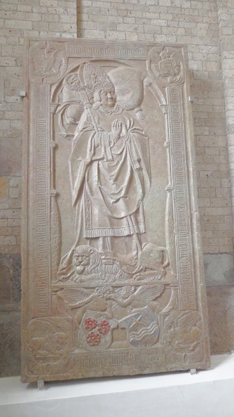 Die Grabplatte des letzten katholischen Bischofs von Ribe: Iver Munk.